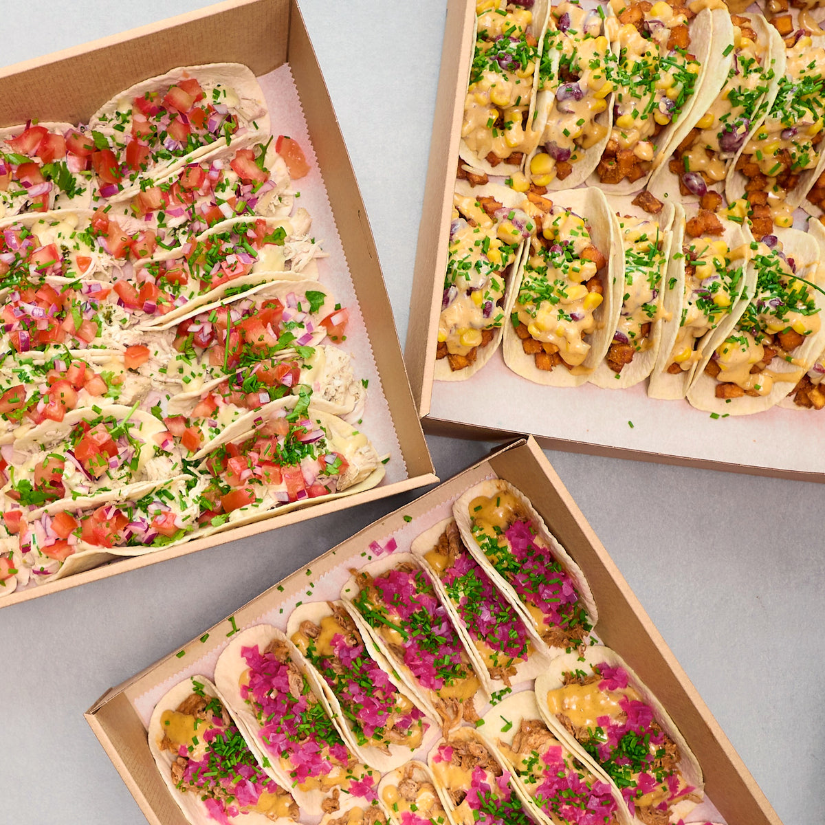 Drei Cateringboxen mit Mini-Tacos von Little Rabbit Catering, von oben fotografiert