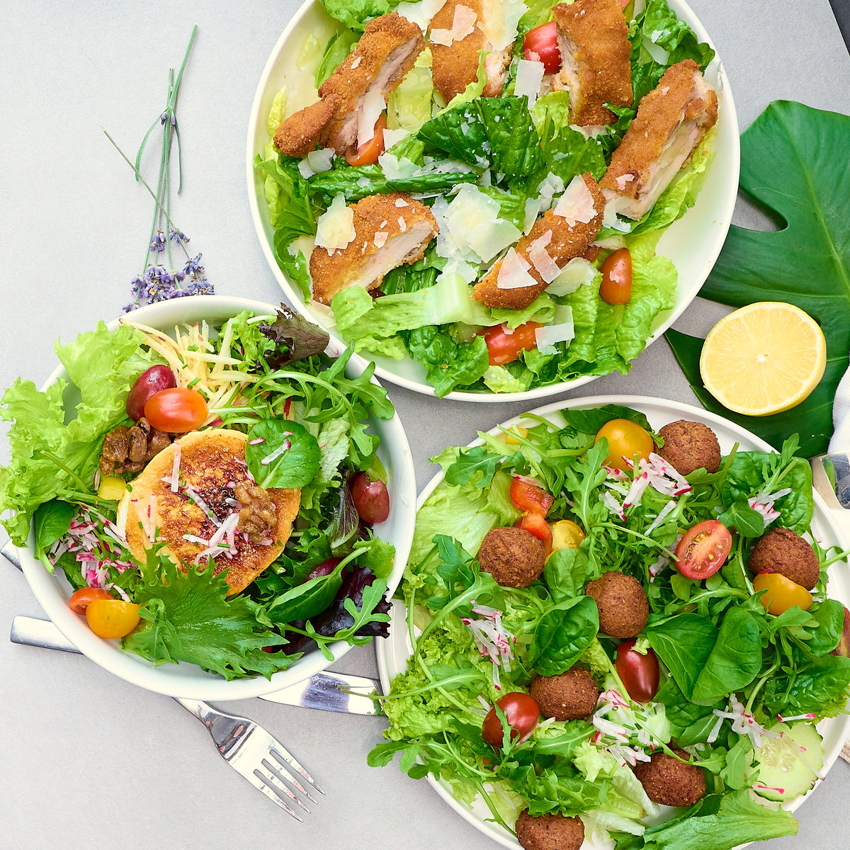 Drei Schalen Salat mit Schnitzel, Ziegenkäse und Falafel von Little Rabbit Catering
